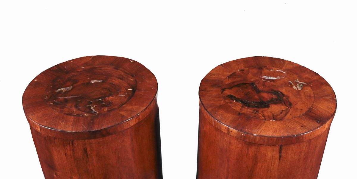 Coppia di comodini "a tamburo" in noce sorretti da tre sculture di cigni