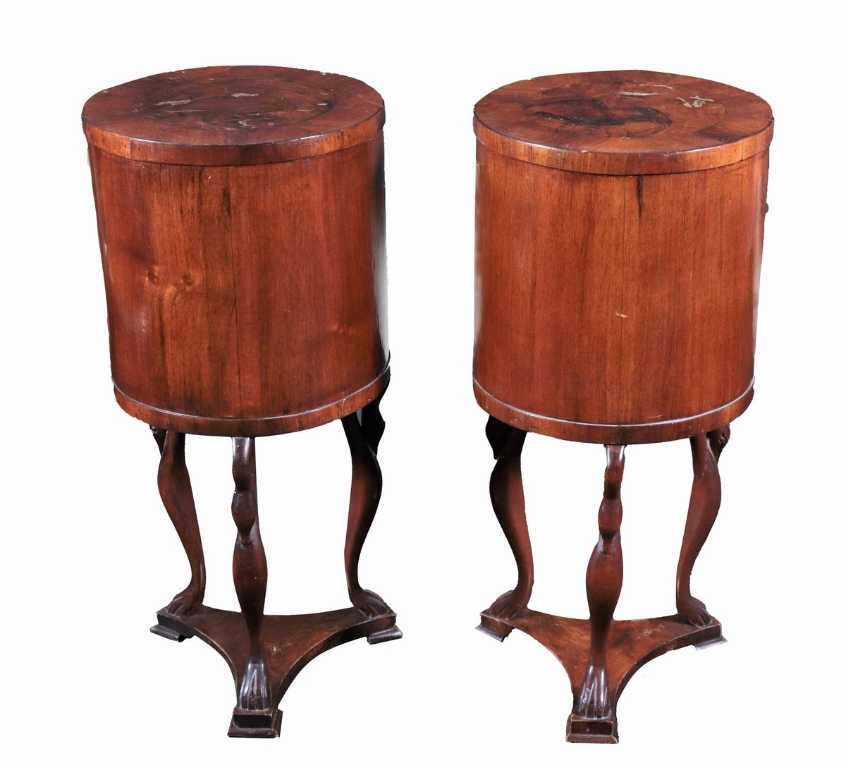 Coppia di comodini "a tamburo" in noce sorretti da tre sculture di cigni