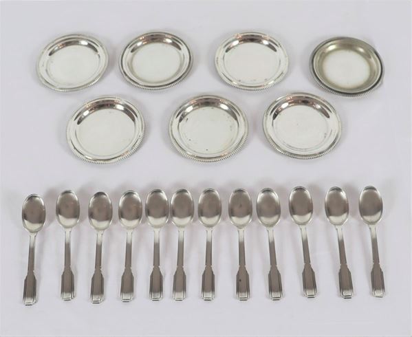 Lot in chiseled and embossed silver (19 pcs) gr. 340