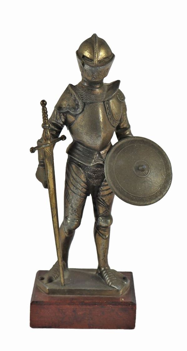 Statuina in bronzo "Cavaliere con armatura, spada e scudo"