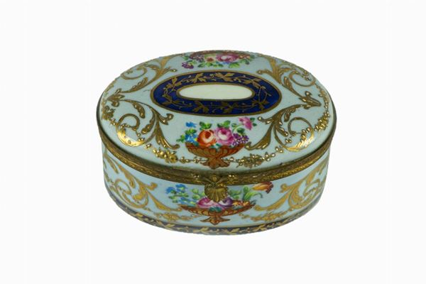 Oval box in Sevres porcelain
