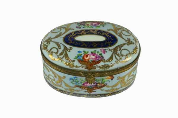 Scatolina ovale in porcellana Sevres