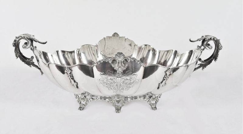 Grande centrotavola a forma ovale centinata in argento gr.1950