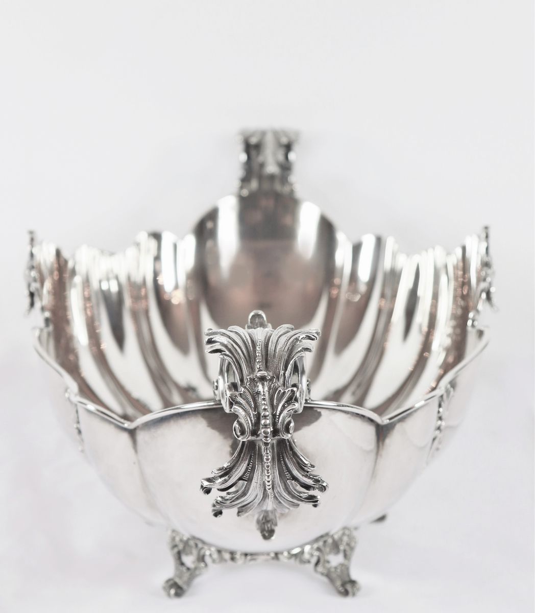 Grande centrotavola a forma ovale centinata in argento gr.1950