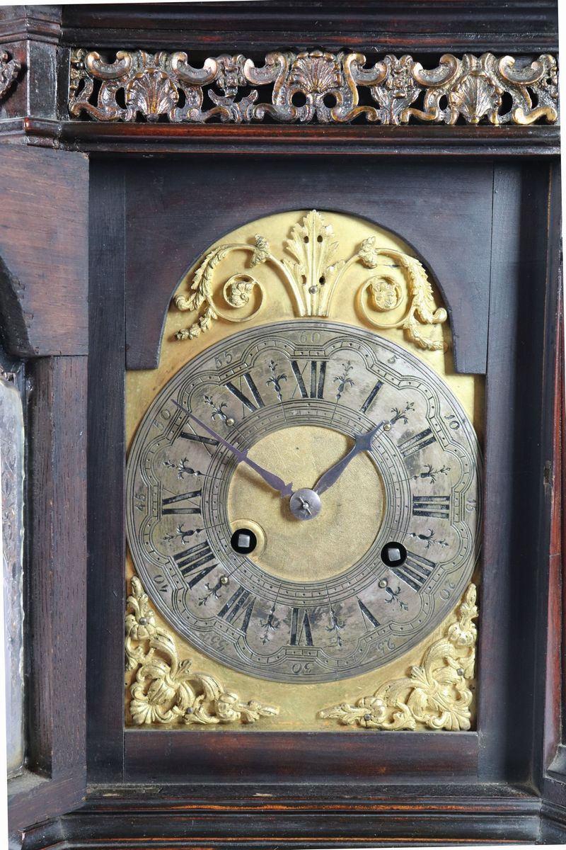 Antica pendola da tavolo a forma di tempietto in noce