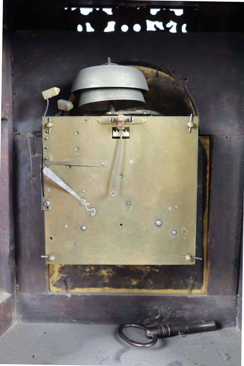 Antica pendola da tavolo a forma di tempietto in noce