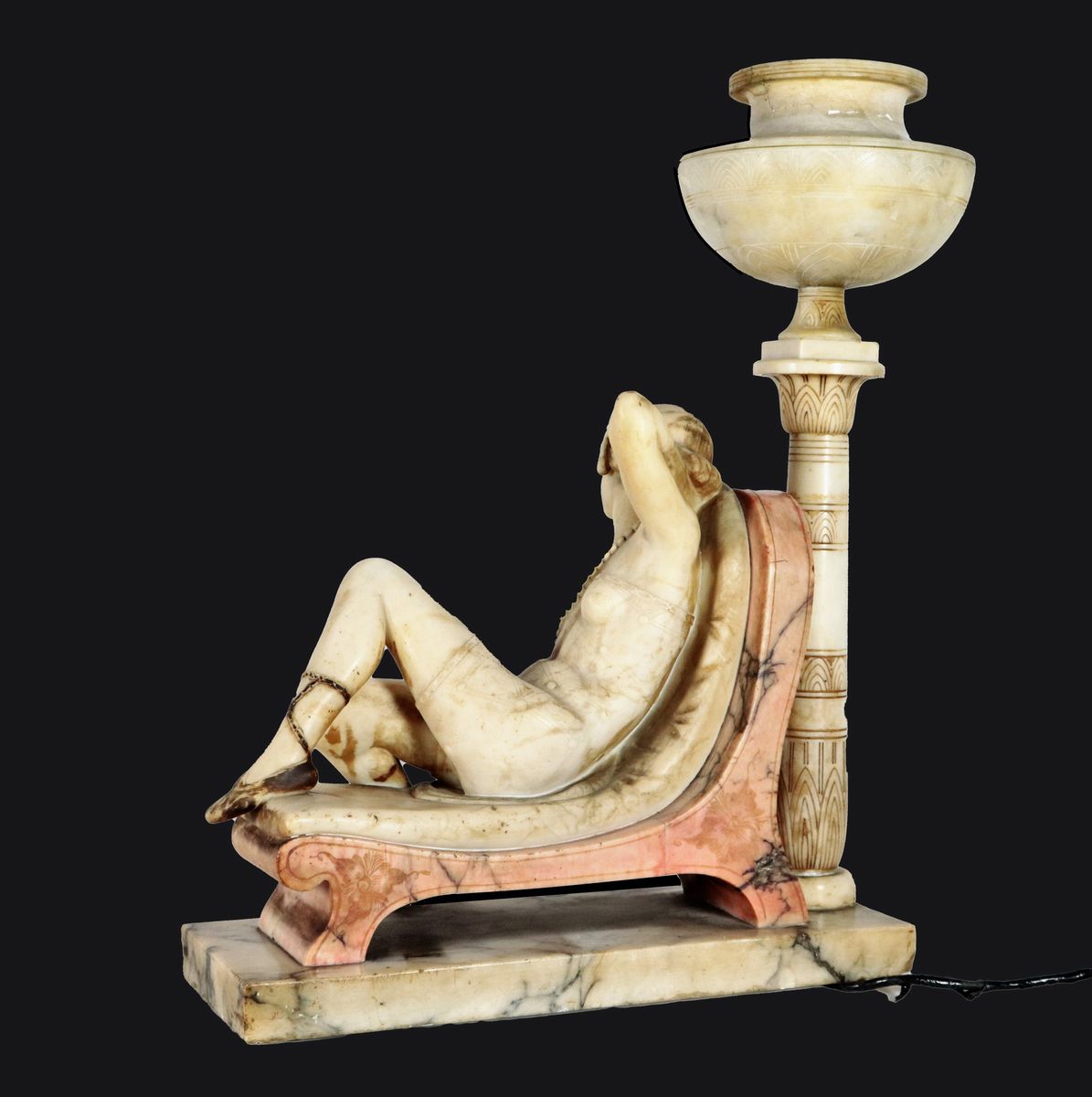 Lampada Liberty francese in marmo con scultura "Ragazza distesa sulla dormeuse"