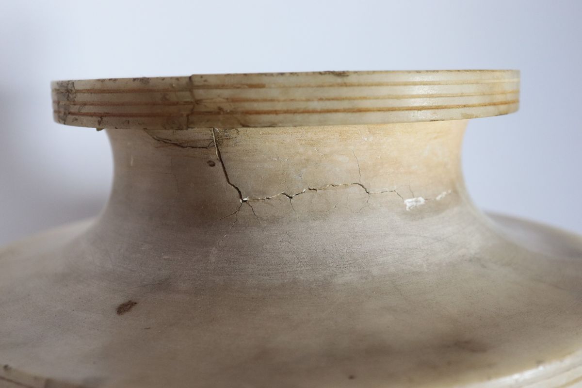 Lampada Liberty francese in marmo con scultura "Ragazza distesa sulla dormeuse"