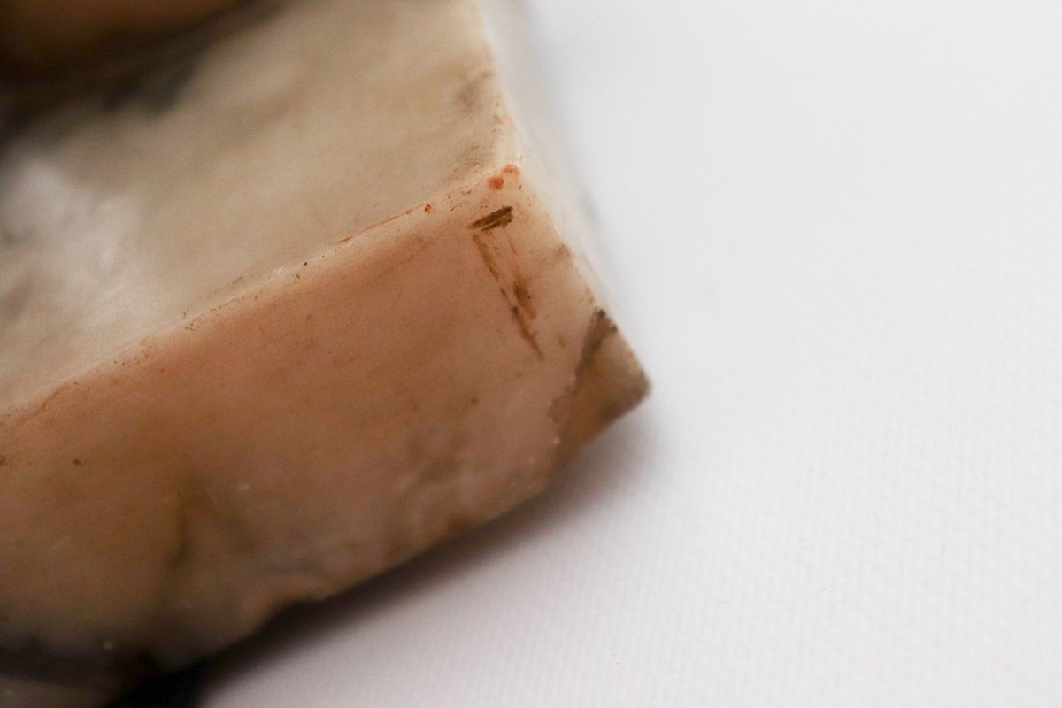 Lampada Liberty francese in marmo con scultura "Ragazza distesa sulla dormeuse"