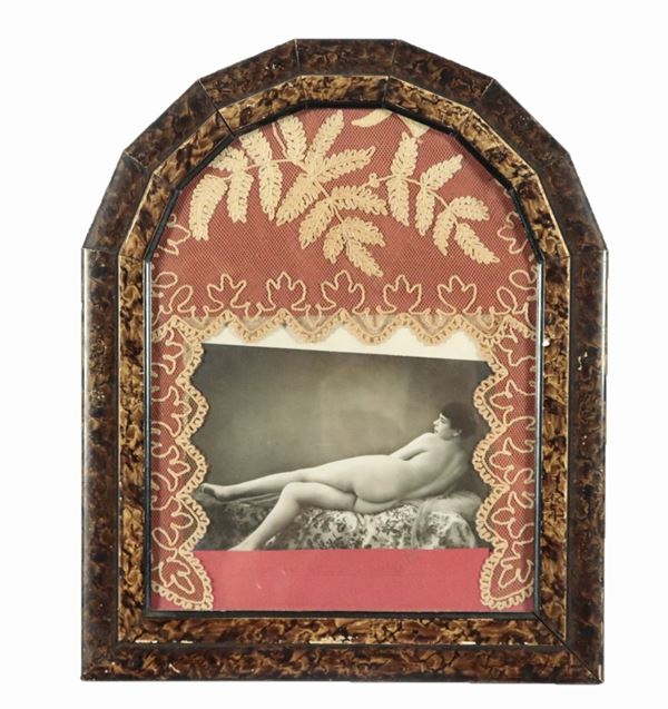 Small oval-shaped frame decorated with a fake turtle