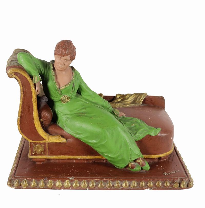 Gruppo Liberty francese "Dama sulla dormeuse" in gesso decorato e patinato. Firmato.