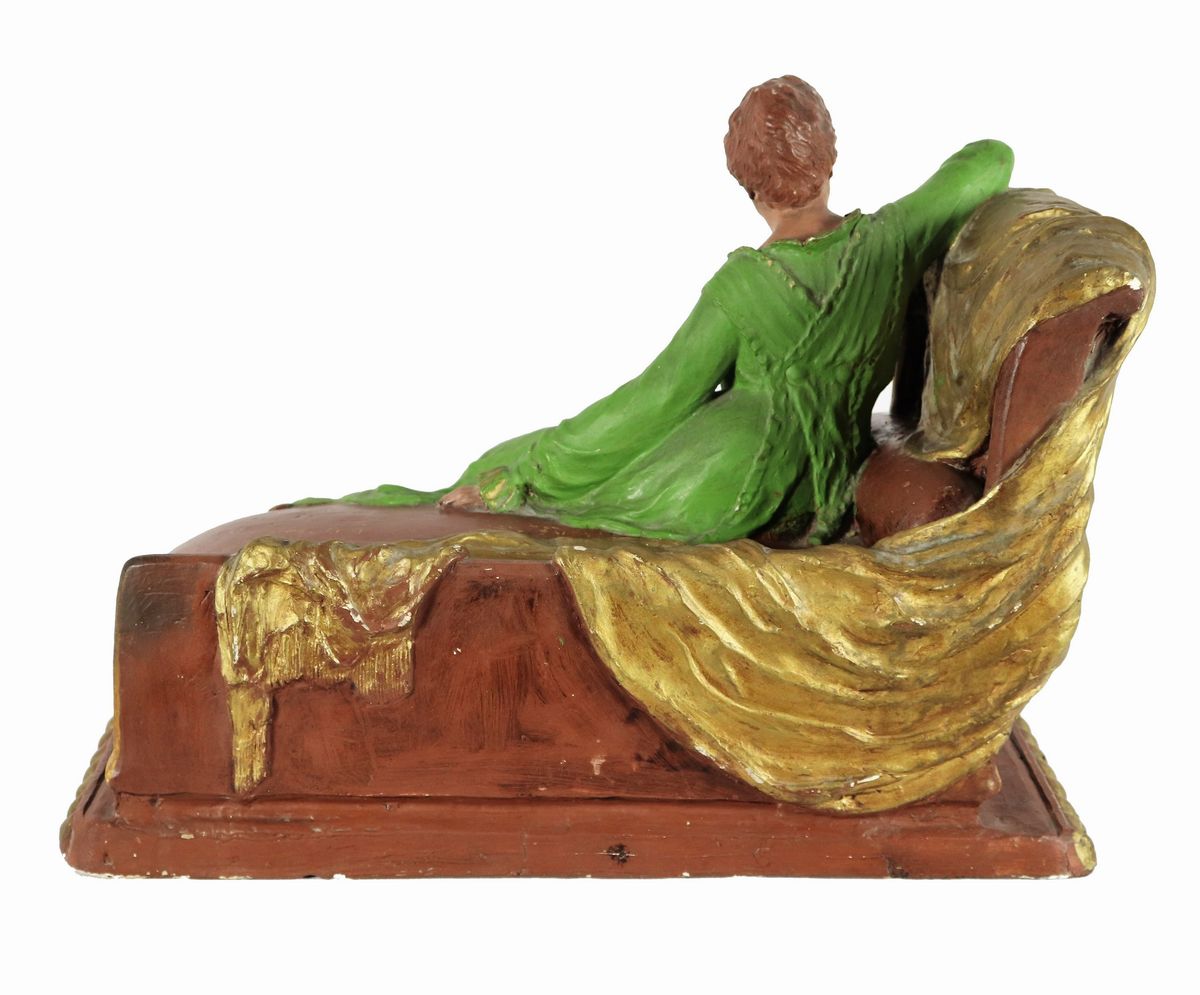 Gruppo Liberty francese "Dama sulla dormeuse" in gesso decorato e patinato. Firmato.