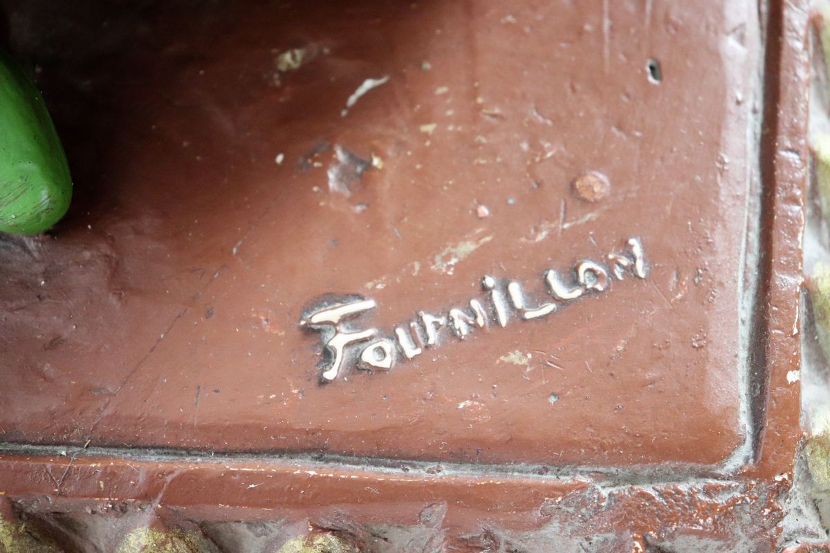 Gruppo Liberty francese "Dama sulla dormeuse" in gesso decorato e patinato. Firmato.