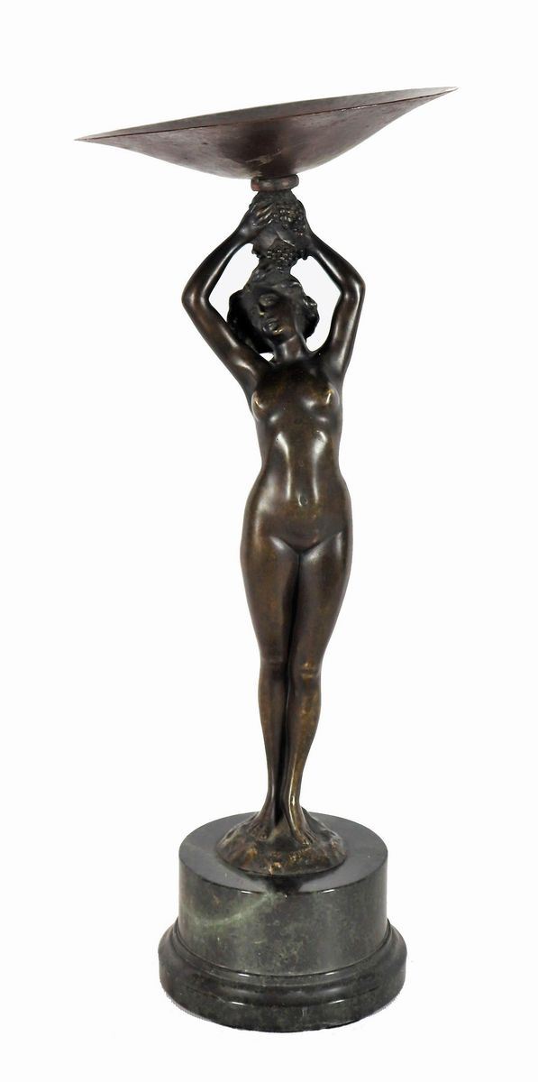 Scultura Liberty in bronzo "Nudo di ragazza con grappoli d'uva e braciere sovrastante"