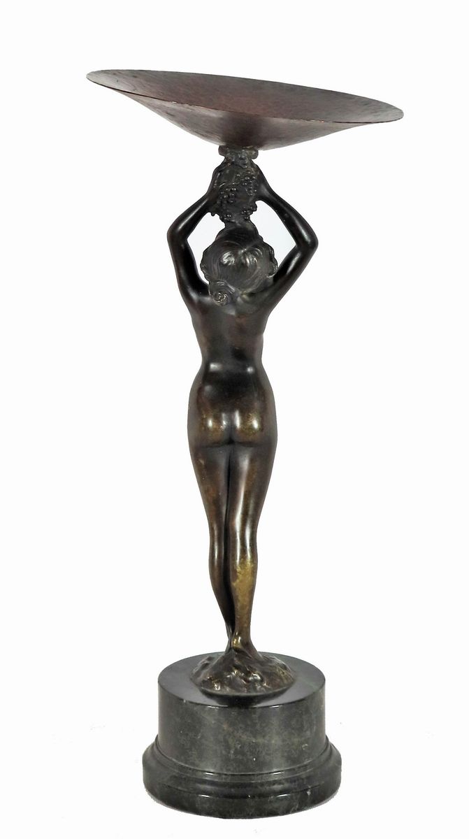 Scultura Liberty in bronzo "Nudo di ragazza con grappoli d'uva e braciere sovrastante"