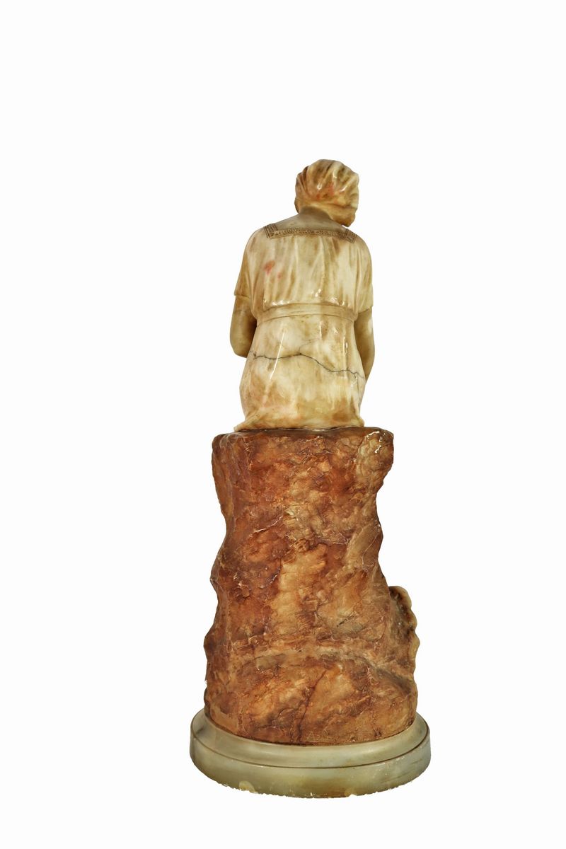 Scultura Liberty francese in marmo alabastrino "Ragazza seduta su una roccia". Firmata.