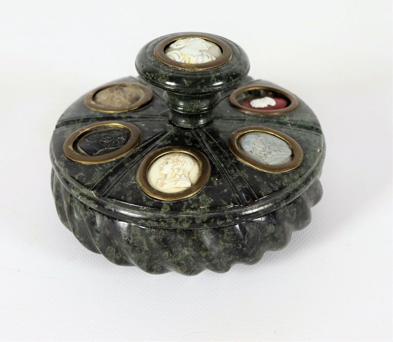 Antico calamaio romano in marmo verde serpentino a forma tonda