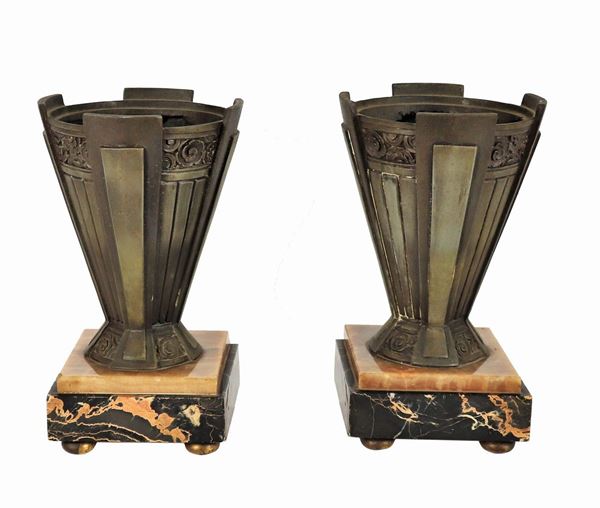 Coppia di vasi francesi Liberty  in metallo bronzato e lavorato 