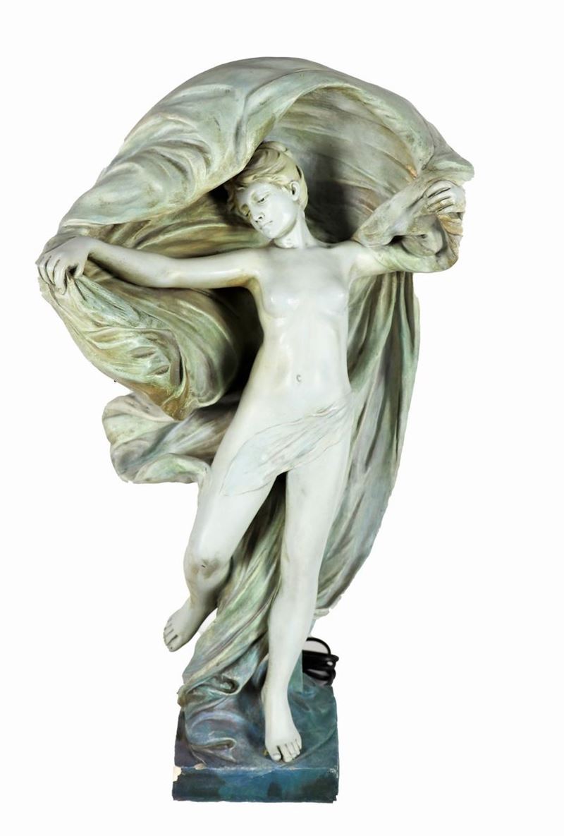 Scultura tedesca Liberty "Nudo di ragazza con manto". Firmata. In gesso decorato a finto marmo
