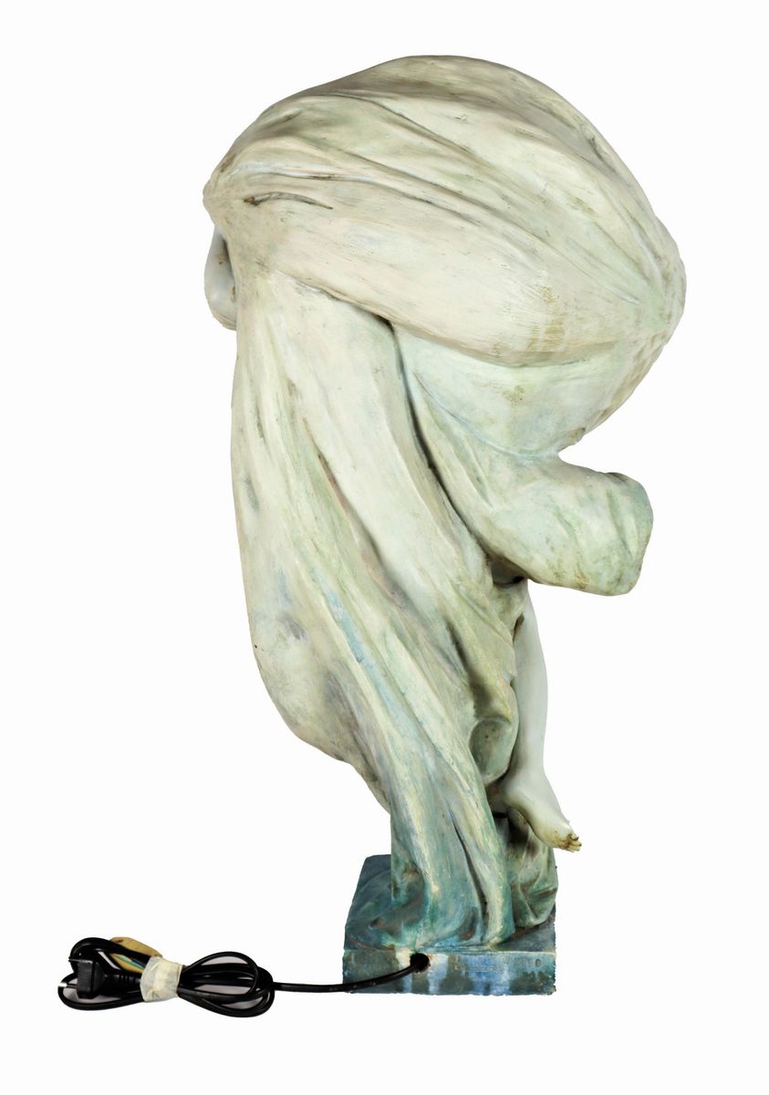 Scultura tedesca Liberty "Nudo di ragazza con manto". Firmata. In gesso decorato a finto marmo
