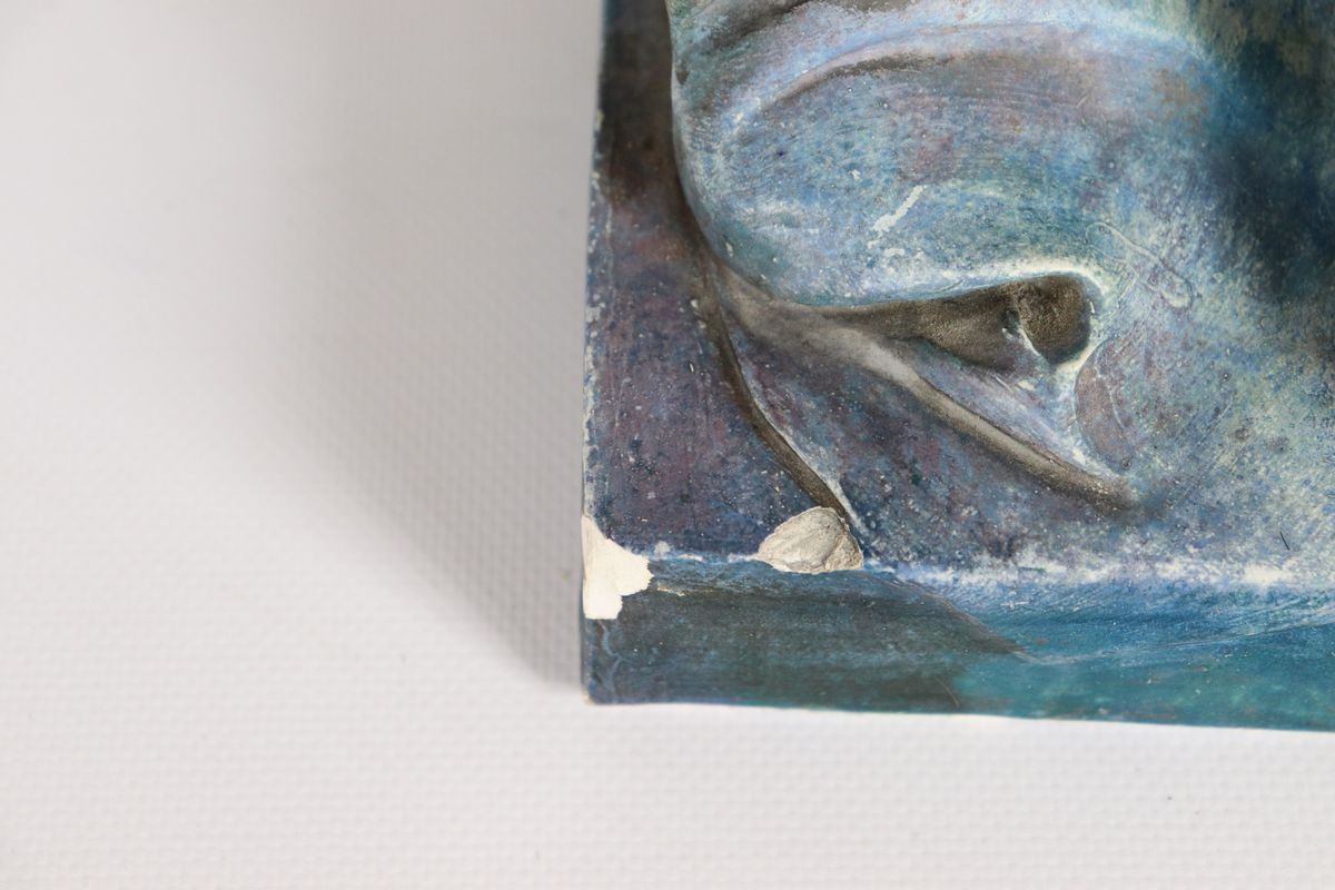 Scultura tedesca Liberty "Nudo di ragazza con manto". Firmata. In gesso decorato a finto marmo