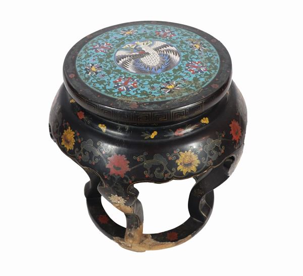 Sgabello cinese in legno laccato nero e rivestimenti in smalti policromi cloisonnè