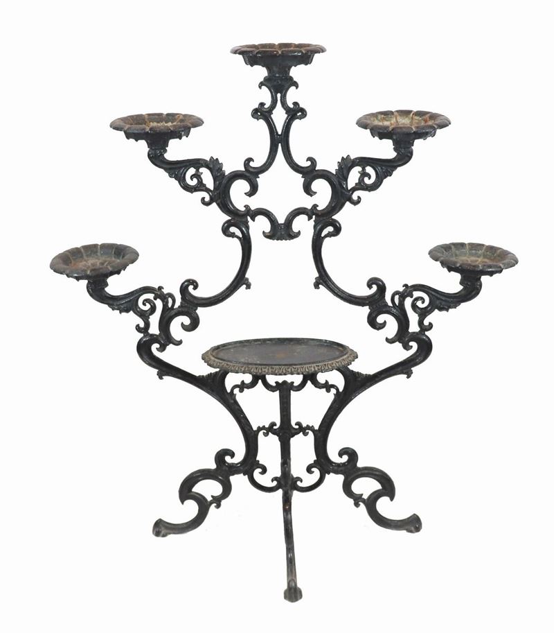 Antico candelabro portaceri da terra in ferro battuto, laccato nero