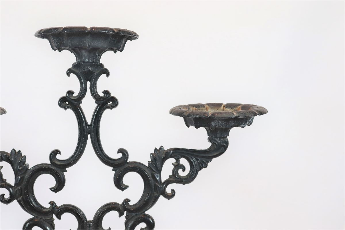 Antico candelabro portaceri da terra in ferro battuto, laccato nero