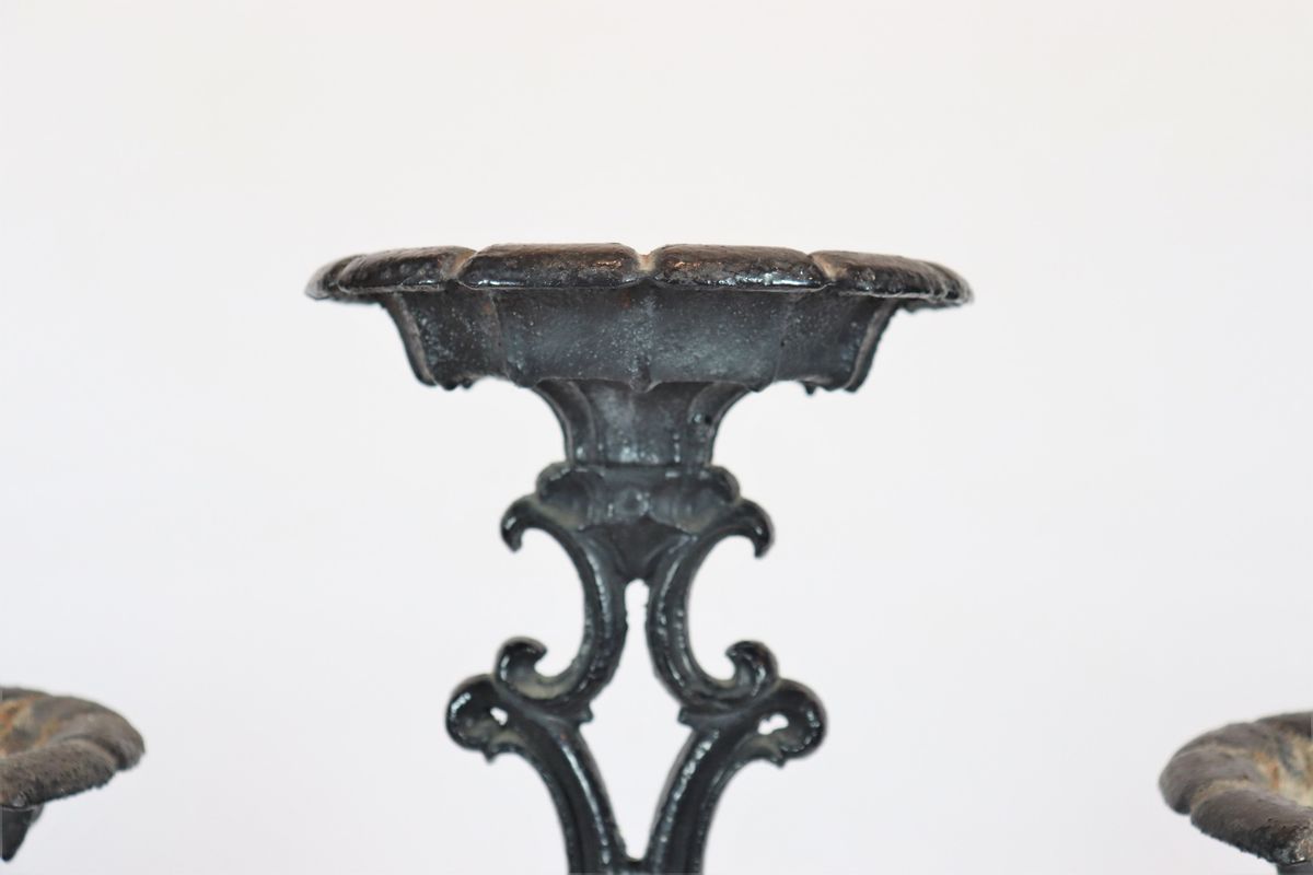 Antico candelabro portaceri da terra in ferro battuto, laccato nero