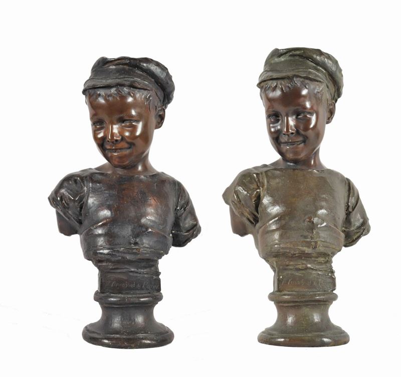 Coppia di antichi busti in bronzo "Monelli". Un busto è firmato.