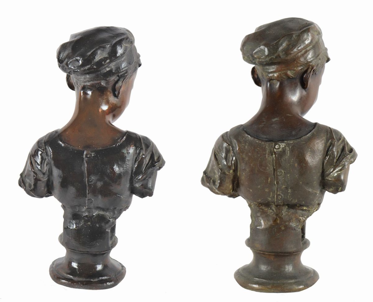 Coppia di antichi busti in bronzo "Monelli". Un busto è firmato.