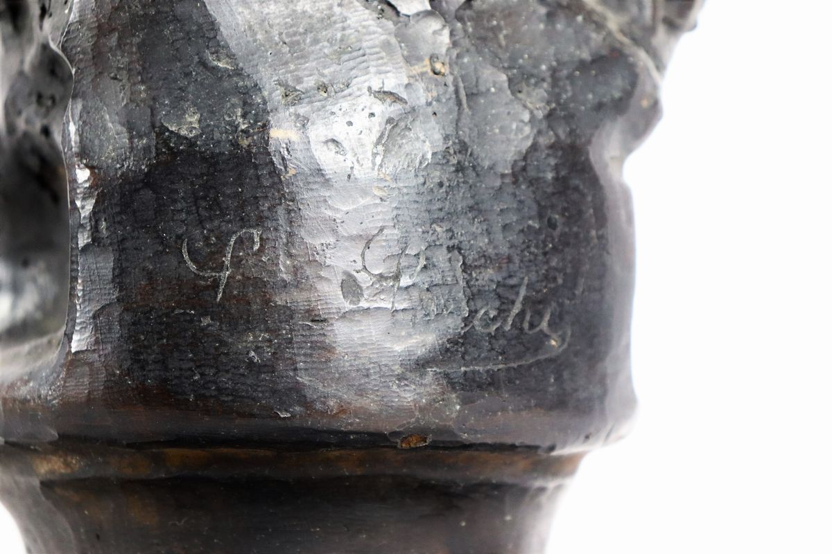 Coppia di antichi busti in bronzo "Monelli". Un busto è firmato.