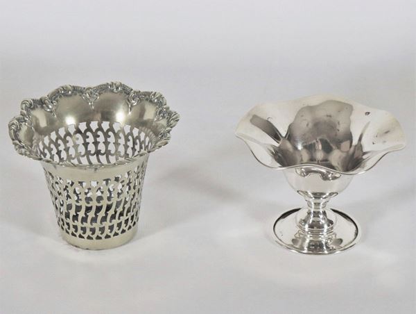 Silver lot of a perforated basket and a flower-shaped backsplash gr. 200