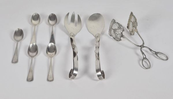 Lot in chiseled and embossed silver (8 pcs) gr. 380