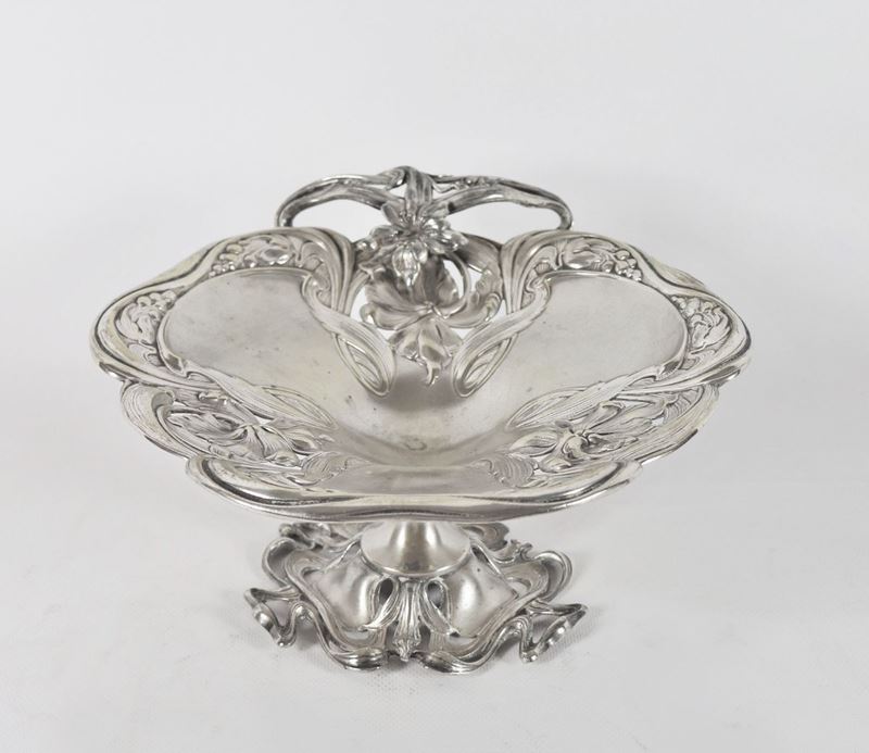 Alzata tedesca Art Nouveau in metallo argentato, sbalzato e cesellato