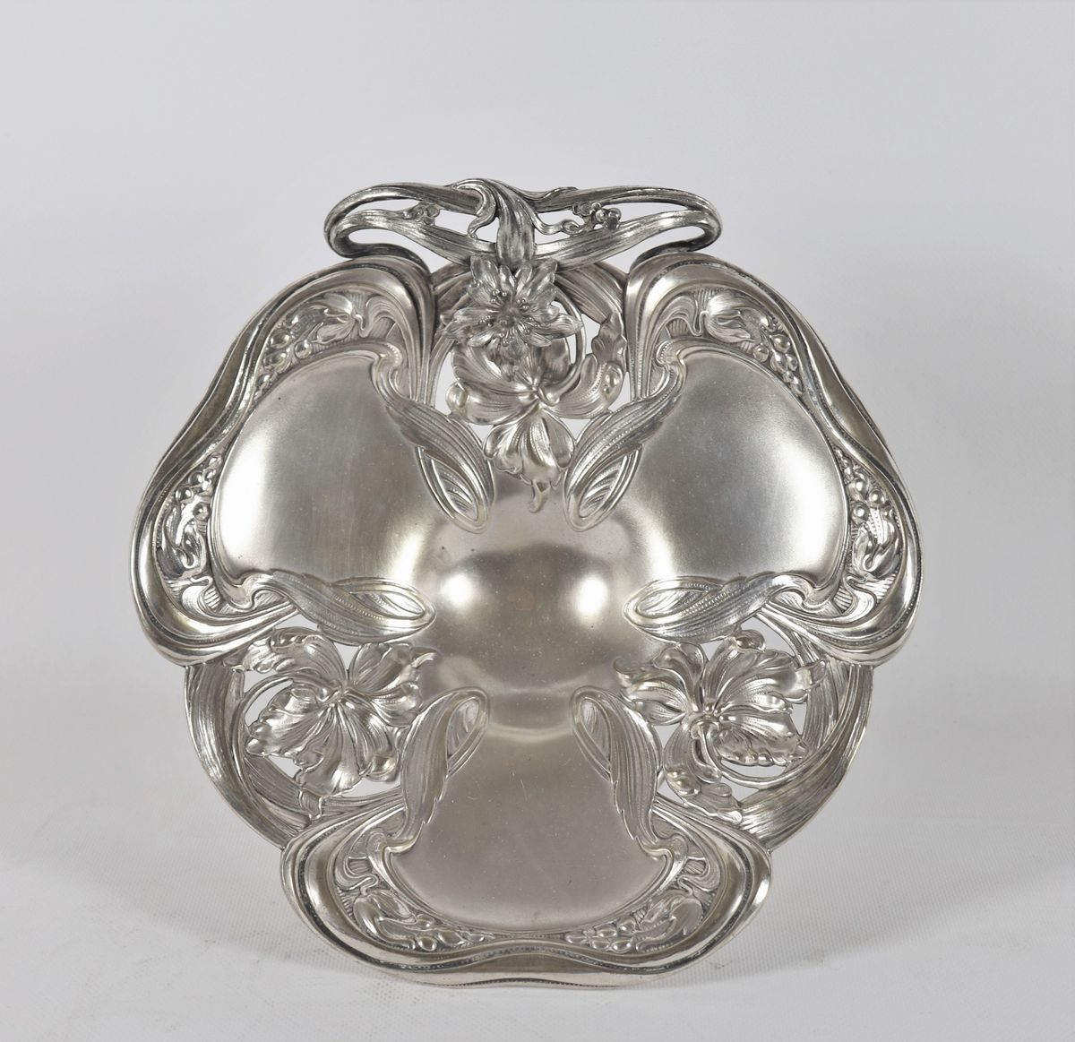 Alzata tedesca Art Nouveau in metallo argentato, sbalzato e cesellato