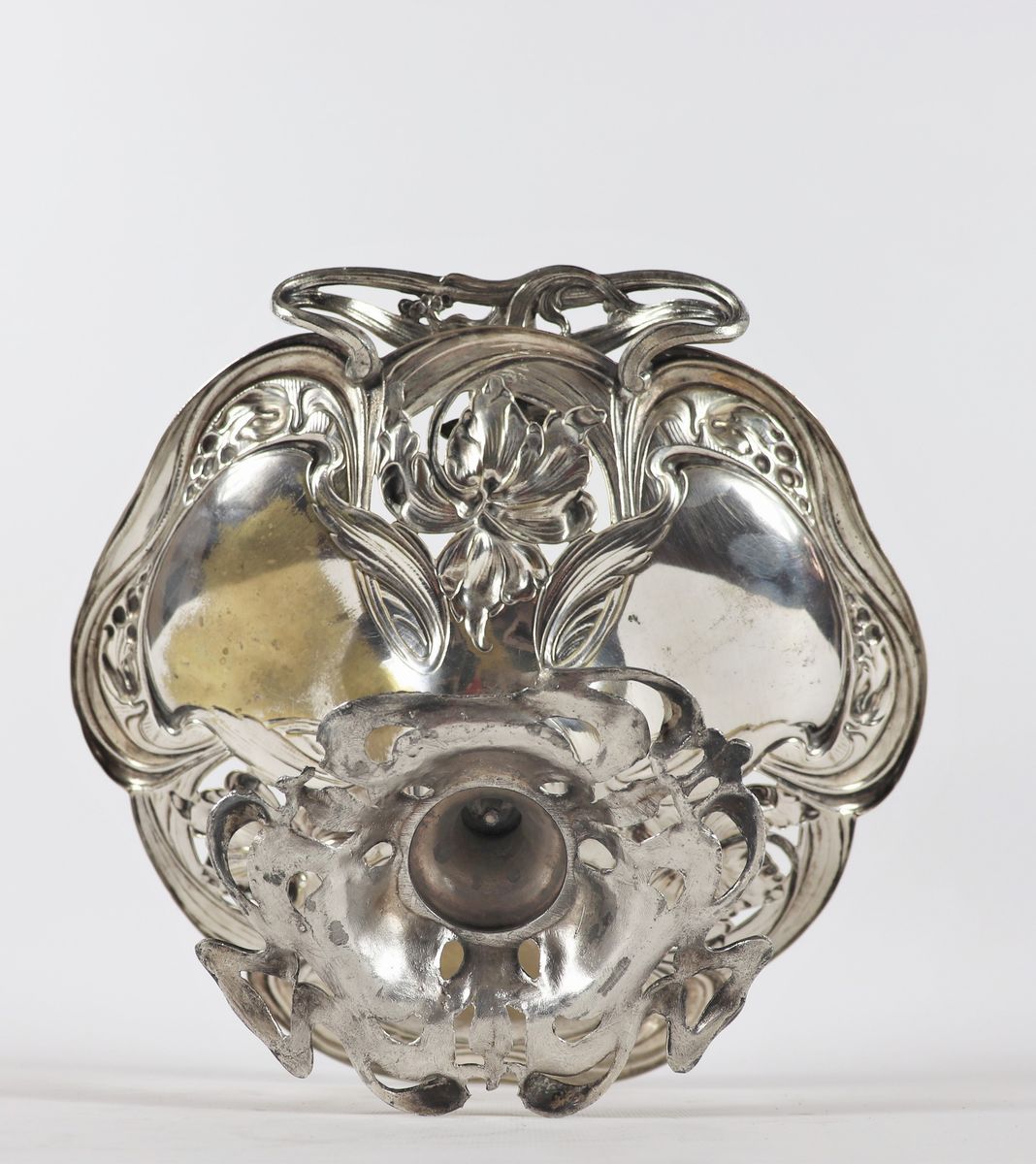 Alzata tedesca Art Nouveau in metallo argentato, sbalzato e cesellato