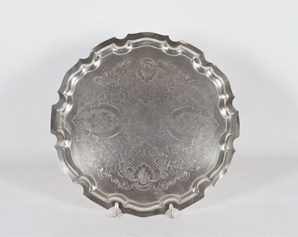 Round tray in embossed and chiseled silver metal