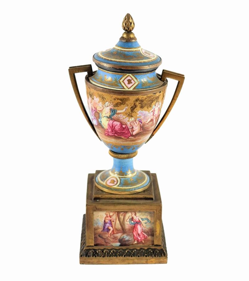 Antica piccola anfora in bronzo dorato rivestita con placchette in smalto di Vienna