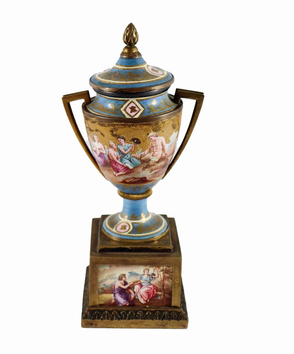 Antica piccola anfora in bronzo dorato rivestita con placchette in smalto di Vienna
