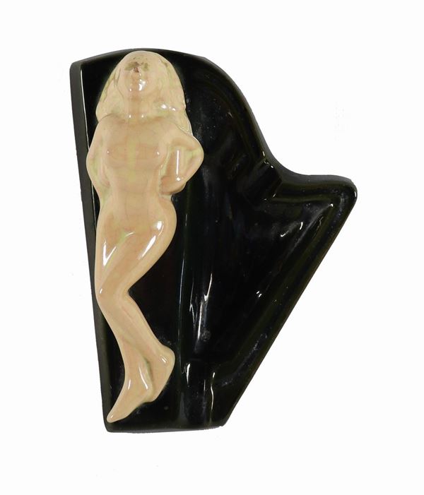 Posacenere Liberty "Nudo di donna distesa"  in ceramica porcellanata e smaltata 