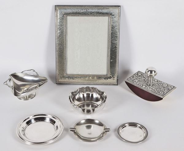 Lot in chiseled and embossed silver (7 pcs) gr. 270