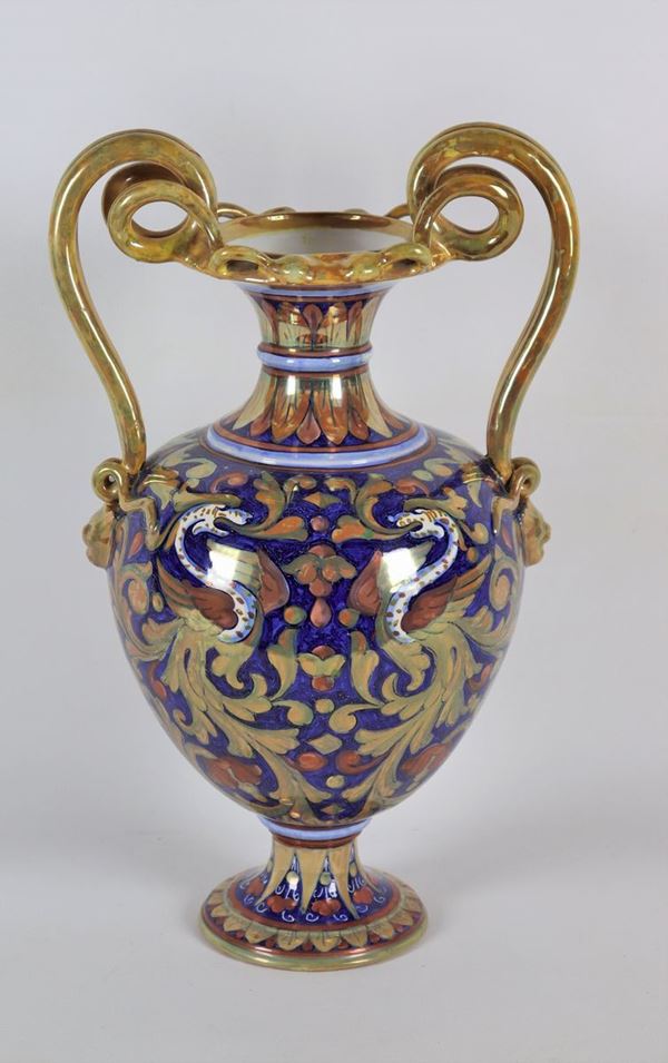 Vaso ad anfora in maiolica smaltata e lustrata marcato A. Rubboli Gualdo Tadino