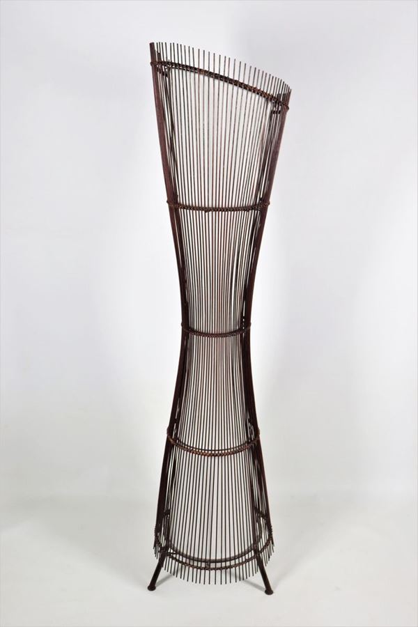 Lampada da terra in legno e tessuto bianco
