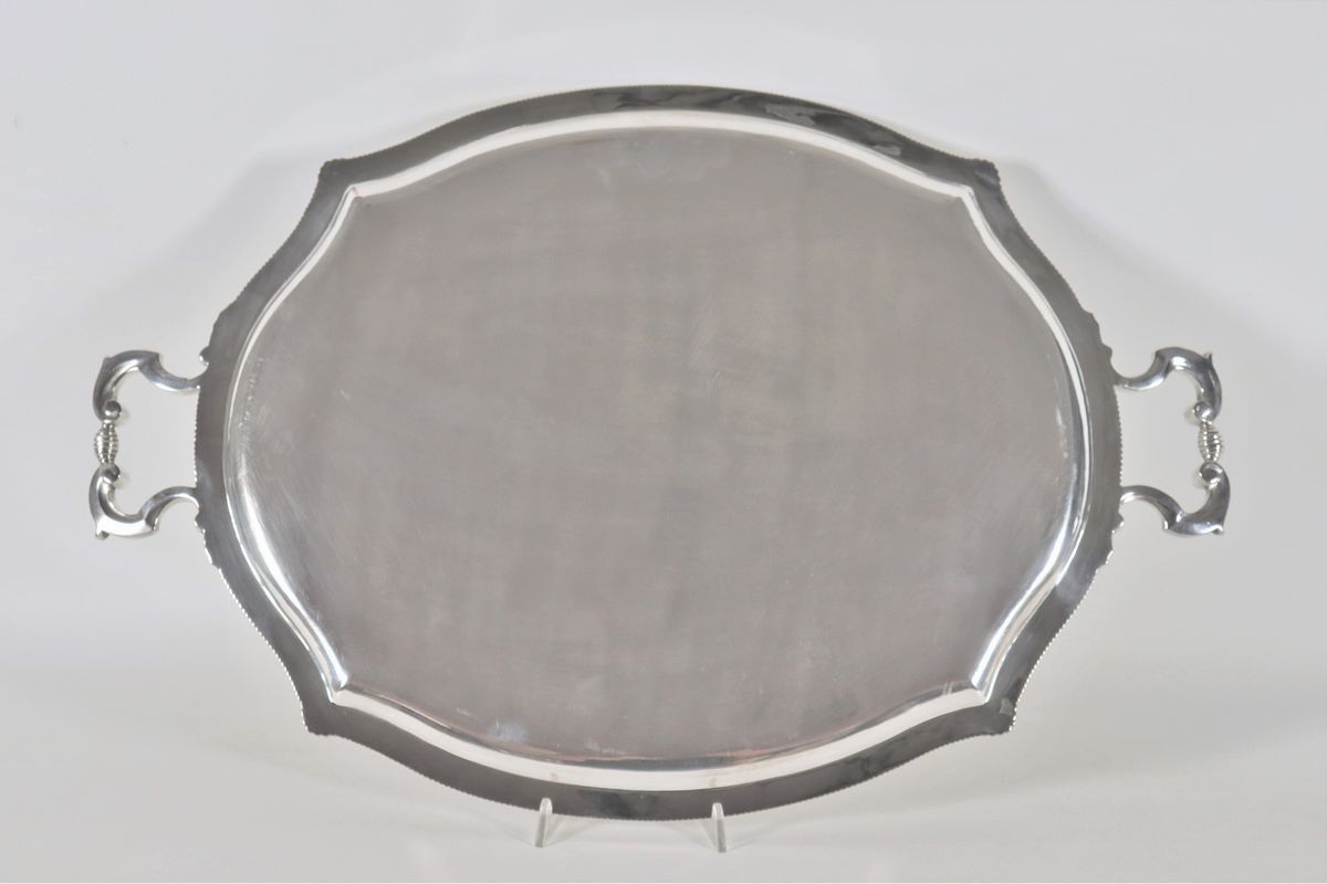Grande vassoio a forma ovale centinata in metallo argentato