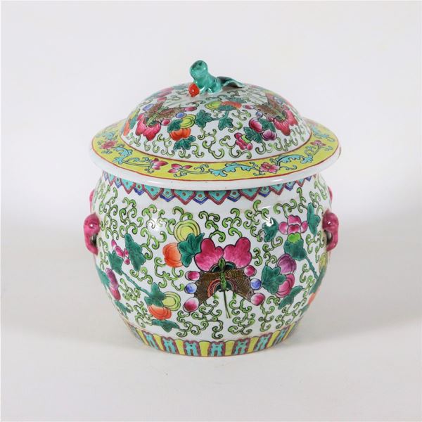 Chinese potiche in porcelain
