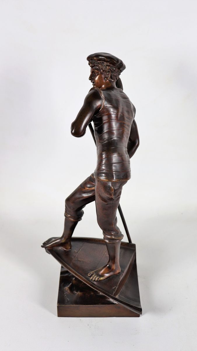 Antica scultura francese in bronzo "Gondoliere". Firmata.