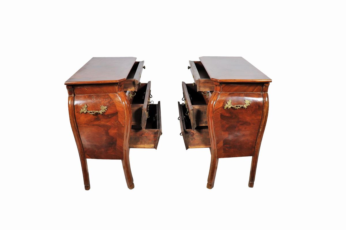 Coppia di antichi piccoli comoncini in noce