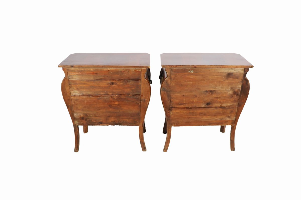 Coppia di antichi piccoli comoncini in noce