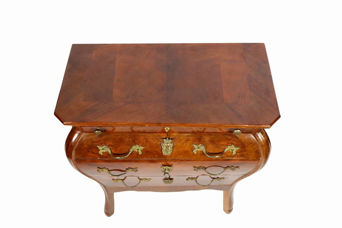 Coppia di antichi piccoli comoncini in noce